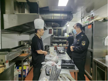 多措并舉 聯(lián)合出擊 強(qiáng)化“雙節(jié)”食安監(jiān)管 西安餐飲管理